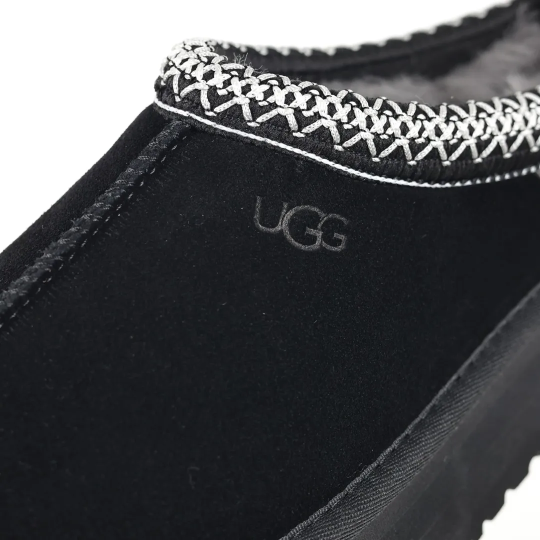 Copy price 💰560 Core recommendation of good price 5cm thick sole, independently developed original outsole, cashmere insole, keeping warm in winter, suitable for home use. In the new year, uug launched a style series, which is partially geared towards the preferences of young consumers. It has also moved to the forefront of fashion trends. Shoe body material, water-repellent coated suede upper, 17 mm UGGPURE™ implanted wool insole, lightweight non-slip and comfortable rubber outsole, with brand LOGO and trademark, with full package Size: 35 36 37 38 39 40